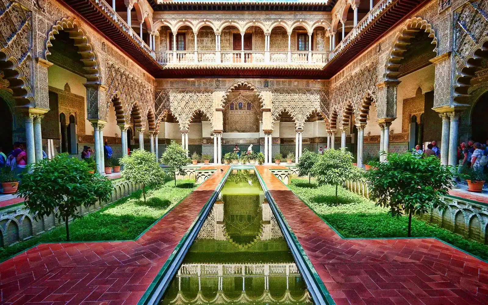 Mooie binnenplaats van het Alcazar-paleis